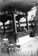 1918, Chiny.
Z prawej siedzi major Jarosław Okulicz-Kozaryn.
Fot. NN, kolekcja Jarosława Okulicza-Kozaryna, zbiory Ośrodka KARTA