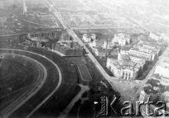 1914, Warszawa.
Pola Mokotowskie, z prawej budynek Politechniki, fotografia lotnicza.
Fot. Jarosław Okulicz-Kozaryn, zbiory Ośrodka KARTA