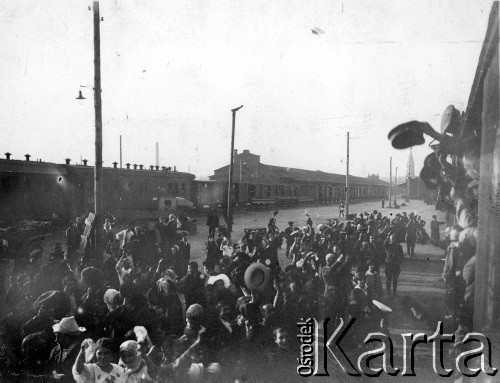 21.07.1914, Petersburg, Rosja.
Pożegnanie zmobilizowanych żołnierzy na dworcu kolejowym.
Fot. Jarosław Okulicz-Kozaryn, zbiory Ośrodka KARTA