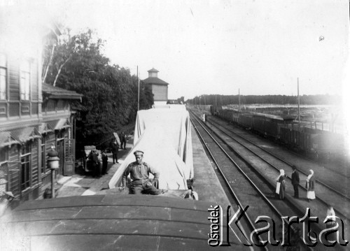 Sierpień 1914, Moskowica.
Eszelon wojskowy w drodze z Rewla (obecnie Tallin) na stacji Moskowica. Żołnierze dowiadują się o zmianie kierunku podróży, zamiast na Warszawę jadą do... [nieczytelne].
Fot. Jarosław Okulicz-Kozaryn, zbiory Ośrodka KARTA