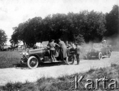 Wrzesień 1914, Lubelszczyzna.
Dowódca XVIII korpusu generał Kruzensztern (siedzi w samochodzie z lewej) i dowódcy oddziałów podczas postoju na nocleg.
Fot. Jarosław Okulicz-Kozaryn, zbiory Ośrodka KARTA