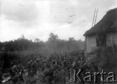 1914, Opole, pow. Nowo-Aleksandria (Puławy).
Pułki dźwińskie podchodzą na pozycje.
Fot. Jarosław Okulicz-Kozaryn, zbiory Ośrodka KARTA