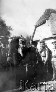 Wrzesień 1914, wschodnia Małopolska.
Przesłuchanie oficera niemieckiego wziętego do niewoli przez zwiad XVIII korpusu.
Fot. Jarosław Okulicz-Kozaryn, zbiory Ośrodka KARTA