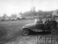 Wrzesień 1914, Mielec.
Lotnicy XVIII eskadry, drugi od prawej siedzi porucznik Jarosław Okulicz-Kozaryn.
Fot. Jarosław Okulicz-Kozaryn, zbiory Ośrodka KARTA