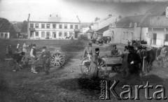 Październik 1914, Urzędów, pow. Janów Lubelski.
Żydzi zmuszeni do prac porządkowych na rynku miejskim.
Fot. Jarosław Okulicz-Kozaryn, zbiory Ośrodka KARTA
