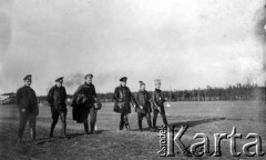 1914, Lublin.
Żołnierze XVIII korpusu, pierwszy z prawej idzie porucznik Jarosław Okulicz-Kozaryn.
Fot. NN, kolekcja Jarosława Okulicza-Kozaryna, zbiory Ośrodka KARTA