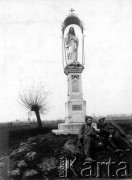 Listopad 1914, Lubelszczyzna.
Kopczewski i Flitrow koło kapliczki.
Fot. Jarosław Okulicz-Kozaryn, zbiory Ośrodka KARTA