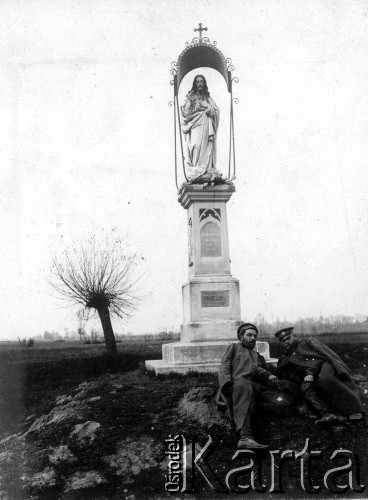 Listopad 1914, Lubelszczyzna.
Kopczewski i Flitrow koło kapliczki.
Fot. Jarosław Okulicz-Kozaryn, zbiory Ośrodka KARTA