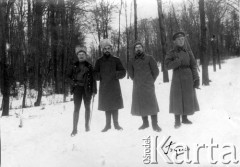 Grudzień 1914, Busko-Zdrój, pow. Stopnica.
Z lewej stoi porucznik lotnictwa Jarosław Okulicz-Kozaryn.
Fot. NN, kolekcja Jarosława Okulicza-Kozaryna, zbiory Ośrodka KARTA