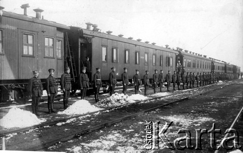 1914-1915, brak miejsca.
Pociąg na dworcu - powitanie dygnitarza (?)
Fot. Jarosław Okulicz-Kozaryn, zbiory Ośrodka KARTA