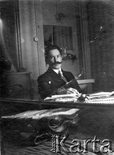 Przed 1930, brak miejsca.
Inżynier konstruktor, lotnik, sztabskapitan W. Uszakow.
Fot. Jarosław Okulicz-Kozaryn, zbiory Ośrodka KARTA