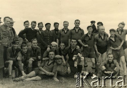 1940, Craiova, Rumunia.
Zespół polskich piłkarzy wspólnie z zawodnikami z rumuńskiego klubu CFR.
Fot. NN, zbiory Ośrodka KARTA