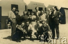 09.05.1945, Rumunia.
Grupa polskich uchodźców cieszących się z zakończenia wojny.
Fot. NN, zbiory Ośrodka KARTA