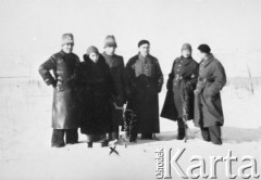1939-1944, Rumunia.
Żołnierze rumuńscy i kobieta w futrze.
Fot. NN, zbiory Ośrodka KARTA