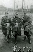 19.03.1940, Targoviste, Rumunia.
Obóz internowania żołnierzy Wojska Polskiego, z prawej siedzi podporucznik (magister farmacji) Włodzimierz Gardziel.
Fot. NN, zbiory Ośrodka KARTA, album (A-XIII), udostępnił B. Wawrzycki
   
