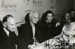 24.12.1940, Craiova, Rumunia.
Wigilia w Domu Polskim, pierwszy z lewej siedzi p. Krzysztofowicz.
Fot. NN, zbiory Ośrodka KARTA