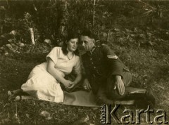 1940, Rumunia.
Adela Pestrakiewicz i polski oficer leżą na kocu pod drzewem; na odwrocie podpis: 