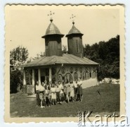 Lata 40. Rumunia.
Polscy uchodźcy przebywający na terenie Rumunii w czasie II wojny światowej - grupa dzieci wraz z opiekunami podczas wycieczki, w tle budynek małej cerkwi z dwiema wieżyczkami oraz malowidłami świętych na zewnętrznych ścianach, trzeci od lewej stoi Stanisław Wisłocki.
Fot. NN, zbiory Ośrodka KARTA.