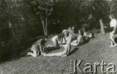 Lata 40., Rumunia.
Polscy uchodźcy w Rumunii podczas II wojny światowej - kobiety w czasie ćwiczeń gimnastycznych.
Fot. NN, zbiory Ośrodka KARTA