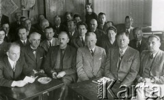 Lata 40., Craiova, Rumunia.
Dom Polski. 1. z lewej siedzi Krzysztof Łada-Bieńkowski, 3. Jerzy Bonkowicz-Sittauer - kierownik ośrodka. 1. z prawej Antoni Robaczewski.
Fot. NN, zbiory Ośrodka KARTA, udostępniła D. Bieńkowska.