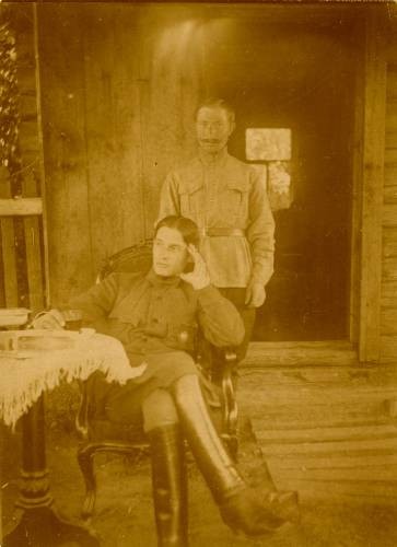 1918, prawdopodobnie Tambow, Rosyjska Federacyjna Socjalistyczna Republika Radziecka.
Franciszek Jakubowski (siedzi na krześle), przyszły mąż Beni Demideckiej, kuzynki Ireny Misztal.
Fot. NN, kolekcja Ireny Misztal, zbiory Ośrodka KARTA
