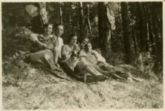 1928, Pyszki k. Grodna, woj. białostockie, Polska. 
Grupa osób odpoczywająca w lesie. Siedzą od lewej: Sabina, Aleksander (Oleś) Siemaszko, Maria Ciapińska, Katarzyna Ciapińska, Władysław Siemaszko.
Fot. NN, kolekcja Ireny Misztal, zbiory Ośrodka KARTA
