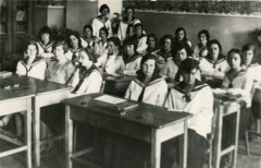 15.06.1930, Grodno, woj. białostockie, Polska. 
Uczennice Seminarium Nauczycielskiego Żeńskiego podczas egzaminu maturalnego. W pierwszym rzędzie od lewej: NN, wychowawczyni Wanda Kuruzianka (?), Helena Składowska, Janina Neufeld, Proskówna. W drugim rzędzie: Halina Babińska, Pytewska, Kazimiera Białerak, Jadwiga Kuprianczyk, Wanda Zawadzka, Irena Misztal. W trzecim rzędzie Irena Piotuch, Janina Tolloczka (?), NN, NN, NN, Janina Wineza, Julia Dziemianczyk. Z tyłu stoją Walentyna Maciejewska, Paweża Niewińska NN, Kochańska i Dmochowska.   
Fot. NN, kolekcja Ireny Misztal, zbiory Ośrodka KARTA
