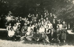 1931, Białystok, Polska. 
Irena Misztal (siedzi na ziemi 3. z lewej) z uczestnikami konferencji nauczycielskiej. W drugim rzędzie 3. z lewej Romana Miller, 4. instruktor Janicki. W trzecim rzędzie 4. z lewej siedzi Halina Wierlickówna, 5. Janina Krukierówna. Za nią stoi Florentyna Kamińska.
Fot. NN, kolekcja Ireny Misztal, zbiory Ośrodka KARTA
