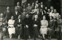 1937, Jeziory k. Grodna, woj. białostockie, Polska. 
Uczestnicy konferencji nauczycielskiej. W drugim rzędzie od dołu 4. z lewej stoi Irena Misztal, obok niej z lewej Jan Woronko. W pierwszym rzędzie z prawej Elżbieta Bobotek, za nią kierownik szkoły Ernest Błażejowski. 4. z lewej siedzi ksiądz Gawlikowski, 5. inspektor Mroczkowski.
Fot. NN, kolekcja Ireny Misztal, zbiory Ośrodka KARTA
