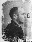 Ok. 1941, Lwów, Ukraina, ZSRR.
Sawicki St. - portret więzienny z więzienia lwowskiego na Brygidkach lub Zamarstynowie.
Fot. NN, zbiory Ośrodka KARTA