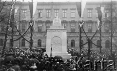 1918-1939, Lwów, Polska.
Odsłonięcie pomnika Obronców Lwowa koło budynku Politechniki.
Fot. Adolf Matyka, zbiory Ośrodka Karta, udostepnił Leon Pawłowski
