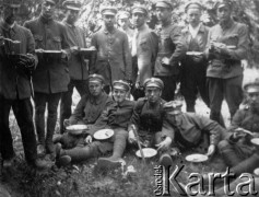 1920, Warszawa, Polska.
Wojna polsko-bolszewicka. Legioniści na Cytadeli, drugi od lewej siedzi Roman Kępkiewicz.
Fot. NN, zbiory Ośrodka KARTA, udostępniła Aniela Szymańska