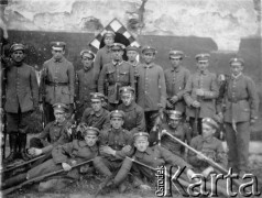 1920, Warszawa, Polska.
Wojna polsko-bolszewicka. Legioniści na Cytadeli, pierwszy z prawej siedzi Roman Kępkiewicz.
Fot. NN, zbiory Ośrodka KARTA, udostępniła Aniela Szymańska