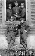 Ok. 1920, brak miejsca.
Wojna polsko-bolszewicka. Legioniści przy centrali telefonicznej, z prawej stoi Zygmunt Leszczyński, z lewej plutonowy NN.
Fot. NN, zbiory Ośrodka KARTA, udostępniła Krystyna Kurek
