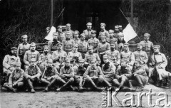 1914, Zagórze.
Odział zwiadowczy Światopełka. Piąty z lewej w drugim rzędzie siedzi kapitan Michał Tokarzewski-Karaszewicz, dowódca V batalionu w I Brygadzie Legionów.
Fot. NN, zbiory Ośrodka KARTA, udostępnili Halina i Maciej Kosińscy.