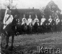 Brak daty, brak miejsca.
Grupa mężczyzn w odświętnych strojach, prawdopodobnie wesele.
Fot. NN, zbiory Ośrodka KARTA, udostępnili Halina i Maciej Kosińscy.