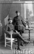 Ok. 1920, brak miejsca.
Wojna polsko-bolszewicka. Dwaj kaprale Legioów.
Fot. NN, zbiory Ośrodka KARTA, kolekcja Bolesława Świderka, udostępniła Wanda Świderek.