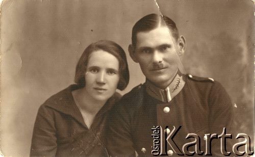 Druga połowa lat 20., Polska.
Jadwiga (z domu Baranowska) i Kazimierz Górscy. Ślub wzięli 17 stycznia 1926 roku. Kazimierz Górski był policjantem, aresztowany w 1940 roku i zamordowany w Katyniu. Jadwiga Górska wraz z dziećmi w tym samym roku została wywieziona na Syberię. 
Fot. NN, zbiory Ośrodka KARTA, udostępnił Adam Górski.

