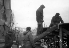 Około 15.12.1980, Gdańsk, Polska.
Ostatnie prace przed odsłonięciem pomnika ku czci stoczniowców poległych w starciach z milicją i wojskiem w grudniu 1970 r.
Fot. NN, zbiory Ośrodka KARTA

