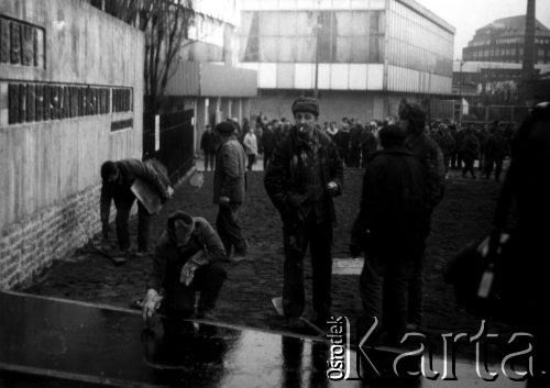 Około 15.12.1980, Gdańsk, Polska.
Ostatnie prace przed odsłonięciem pomnika ku czci stoczniowców poległych w starciach z milicją i wojskiem w grudniu 1970 r.
Fot. NN, zbiory Ośrodka KARTA

