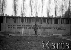 Około 15.12.1980, Gdańsk, Polska.
Ostatnie prace przed odsłonięciem pomnika ku czci stoczniowców poległych w starciach z milicją i wojskiem w grudniu 1970 r.
Fot. NN, zbiory Ośrodka KARTA

