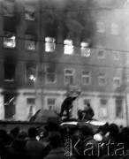 17.12.1970, Szczecin, Polska.
Czołgi pacyfikujące demonstrantów przed płonącym gmachem Komitetu Wojewódzkiego PZPR.
Fot. NN, zbiory Oúrodka KARTA.