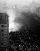 Grudzień 1970, Szczecin, Polska.
Ulica w dniach robotniczego protestu, manifestanci przed płonącym budynkiem.
Fot. NN, zbiory Ośrodka KARTA

