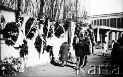1.05.1971, Gdańsk, Polska.
Wieńce i kwiaty, upamiętniające ofiary robotniczych protestów na Wybrzeżu, na murze przy bramie głównej Stoczni Gdańskiej.
Fot. NN, zbiory Ośrodka KARTA