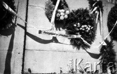1.05.1971, Gdańsk, Polska.
Wieńce i kwiaty, upamiętniające ofiary robotniczych protestów na Wybrzeżu, na murze Stoczni Gdańskiej.
Fot. NN, zbiory Ośrodka KARTA