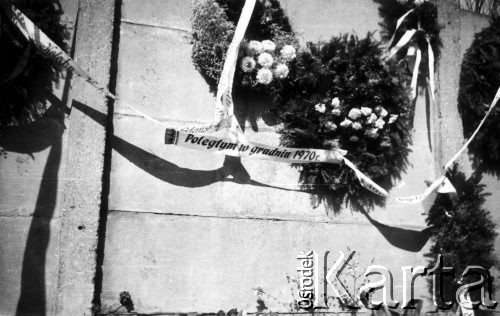 1.05.1971, Gdańsk, Polska.
Wieńce i kwiaty, upamiętniające ofiary robotniczych protestów na Wybrzeżu, na murze Stoczni Gdańskiej.
Fot. NN, zbiory Ośrodka KARTA