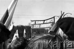 1.05.1971, Gdańsk, Polska.
Pochód pierwszomajowy, manifestanci z hasłem: 