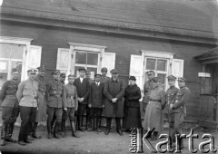30.03.1920, Łotwa.
5 pułk piechoty Legionów na Łotwie. Delegacja z Sochaczewa w gronie oficerów 5 pułku piechoty, czwarty od prawej stoi dowódca pułku major Jerzy Dobrodzicki.
Fot. NN, zbiory Ośrodka KARTA, udostępnił Jacek 
Staszelis.



