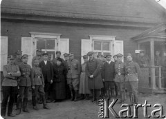 30.03.1920, Łotwa.
5 pułk piechoty Legionów na Łotwie. Delegacja z Sochaczewa w gronie oficerów 5 pułku piechoty, w środku stoi dowódca pułku major Jerzy Dobrodzicki.
Fot. NN, zbiory Ośrodka KARTA, udostępnił Jacek 
Staszelis.

