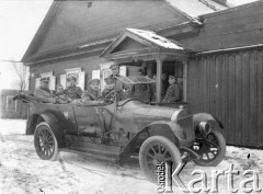 19.03.1920, Dyneburg [Dźwińsk]?, Łotwa.
Żołnierze 5 pułku piechoty Legionów na Łotwie. Wyjazd dowódcy 5 pułku piechoty majora Jerzego Dobrodzickiego [w samochodzie pierwszy z lewej] na defiladę.
Fot. NN, zbiory Ośrodka KARTA, udostępnił Jacek 
Staszelis.


